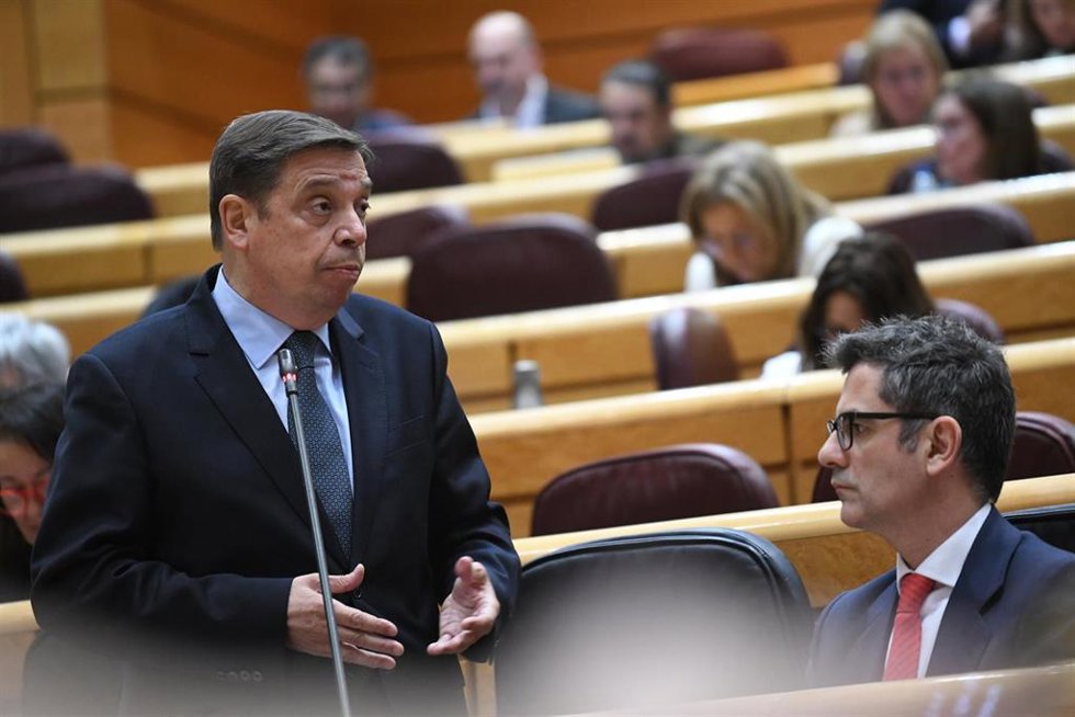(I-D) El ministro de Agricultura, Pesca y Alimentación, Luis Planas, y el ministro de la Presidencia y Relaciones con las Cortes, Félix Bolaños, durante una sesión de control al Gobierno en el Senado, a 7 de marzo de 2023, en Madrid (España)