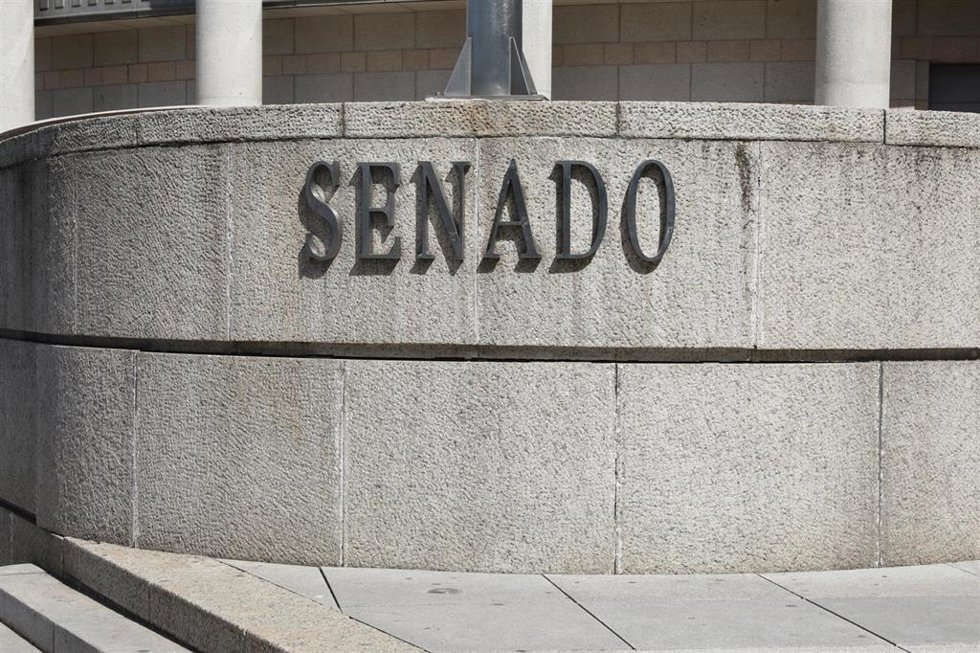Archivo - Planca en la que se lee 'Senado' en la fachada exterior del edificio del Senado en Madrid.