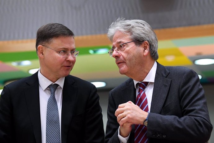 HANDOUT - 14 February 2023, Belgium, Brussels: European Commissioner for Trade Valdis Dombrovskis (L)and European Commissioner for Economy Paolo Gentiloni attend the European Finance Ministers meeting. Photo: -/European Council/dpa - ATTENTION: editori