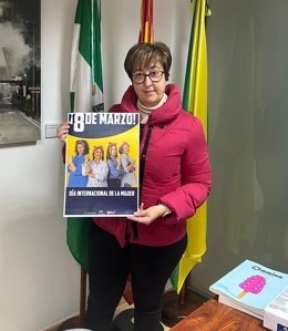 La presidenta de la Mancomunidad de Municipios Campiña Sur Cordobesa, Francisca Carmona, posa con el cartel del 8M.