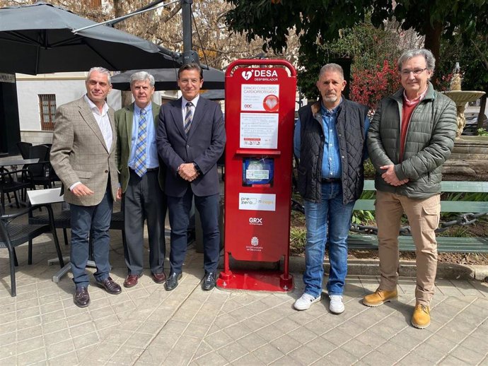 Nuevo desfibrilador en la Plaza de los Campos de Granada