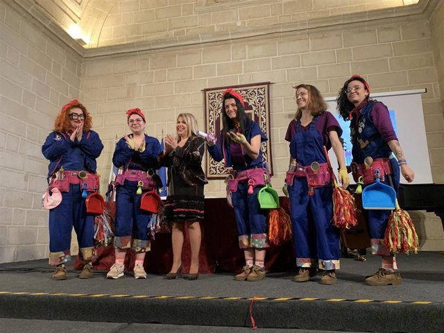 La comparsa 'We can do... Carnaval' recibe el Premio Racimo de la Delegación de Igualdad del Ayuntamiento de Jerez (Cádiz) por su compromiso en sus letras con el feminismo
