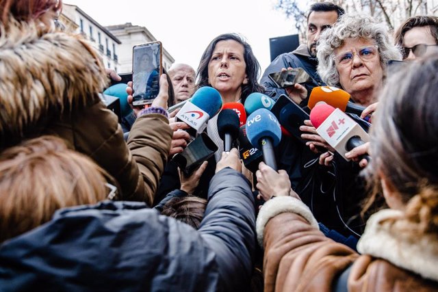 La portavoz de Movimiento Feminista Madrid, Ana de Blas, atiende a los medios durante una manifestación convocada por el Movimiento Feminista de Madrid por el 8M, Día Internacional de la Mujer, a 8 de marzo de 2023, en Madrid (España). 