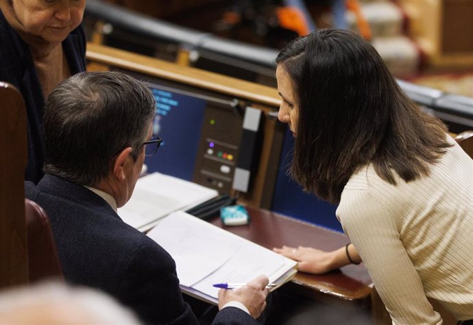 El portavoz del PSOE en el Congreso de los Diputados, Patxi López y la ministra de Derechos Sociales y Agenda 2023, Ione Belarra, durante una sesión plenaria, a 9 de febrero de 2023, en Madrid (España).