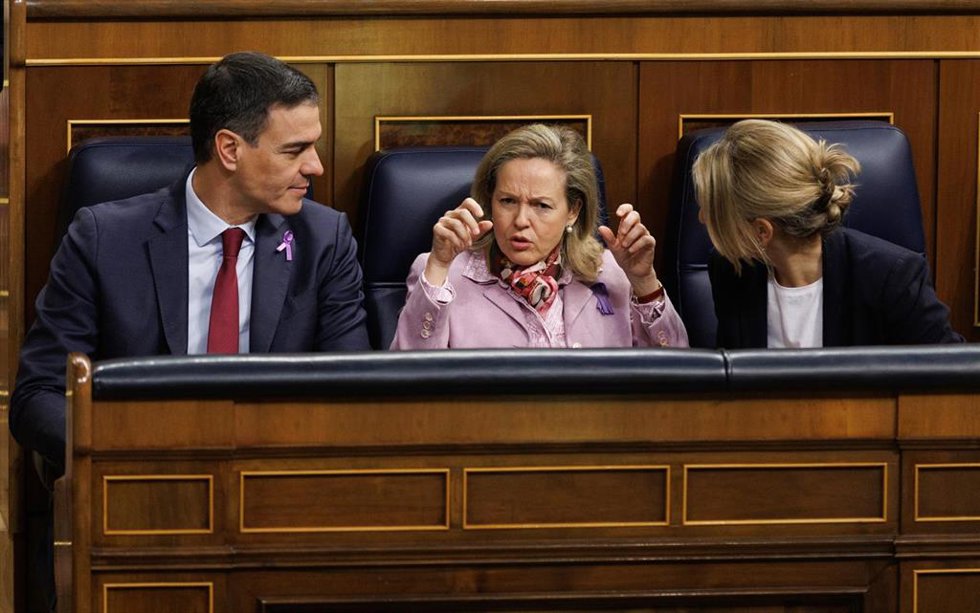 (I-D) El presidente del Gobierno, Pedro Sánchez; la vicepresidenta primera y ministra de Asuntos Económicos y Transformación Digital, Nadia Calviño y la vicepresidenta segunda y ministra de Trabajo y Ecomía Social, Yolanda Díaz