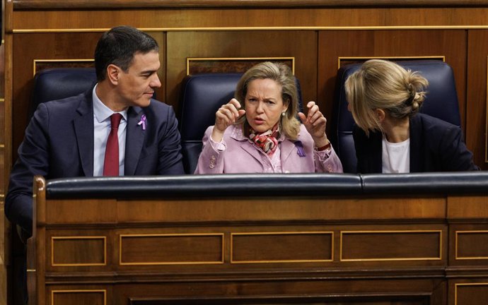 (I-D) El presidente del Gobierno, Pedro Sánchez; la vicepresidenta primera y ministra de Asuntos Económicos y Transformación Digital, Nadia Calviño y la vicepresidenta segunda y ministra de Trabajo y Ecomía Social, Yolanda Díaz