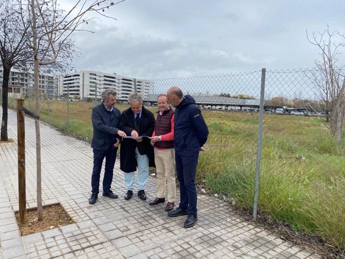 Salvador Fuentes y Miguel Ángel Torrico en el solar donde se plantea la construcción del nuevo parque del Servicio de Extinción de Incendios y Salvamentos (SEIS) en Poniente.