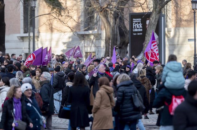 Las primeras personas llegan a la manifestación convocada por la Comisión 8M, por el 8M, Día Internacional de la Mujer, a 8 de marzo de marzo de 2023, en Madrid (España).  