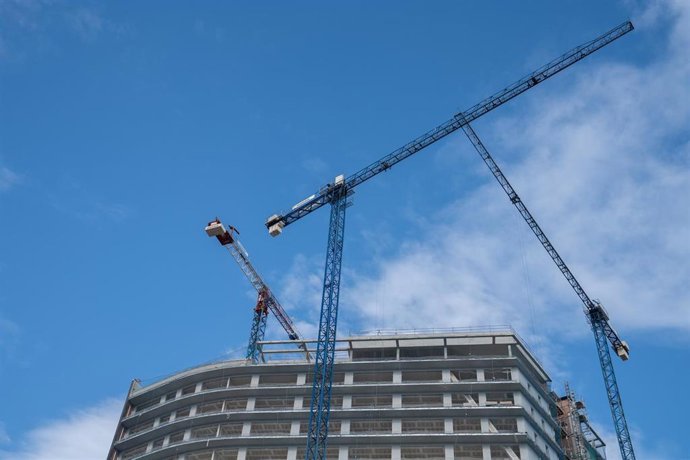 Archivo - Varias grúas en una zona de obras, a 31 de diciembre de 2022, en Barcelona, Cataluña (España). El último  Índice de Actividad de la Construcción (IAC) indica una tendencia general plana o ligeramente a la baja en términos de actividad para Esp