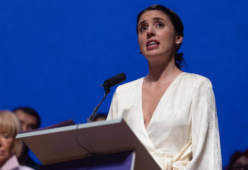Archivo - La ministra de Igualdad, Irene Montero, interviene durante la entrega de reconocimientos con motivo del 25N, Día Internacional para la Eliminación de la Violencia contra las Mujeres, en el Museo Nacional Centro de Arte Reina Sofía, a 25 de nov
