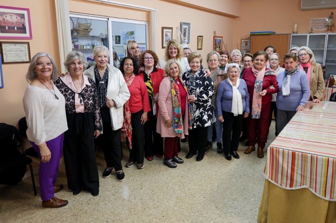La candidata del Partido Popular a la Alcaldía de Huelva, Pilar Miranda,  con la Asociación de Mujeres 'La Alegría'