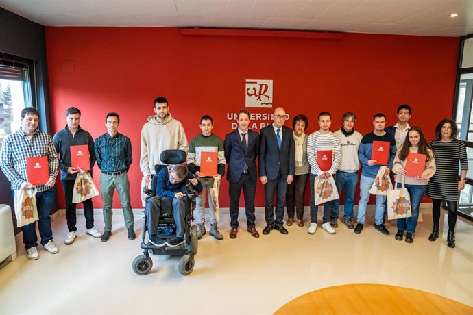 Garnica financia, por 8 año consecutivo, 12 becas para cubrir matrículas completas de estudiantes de máster de la UR