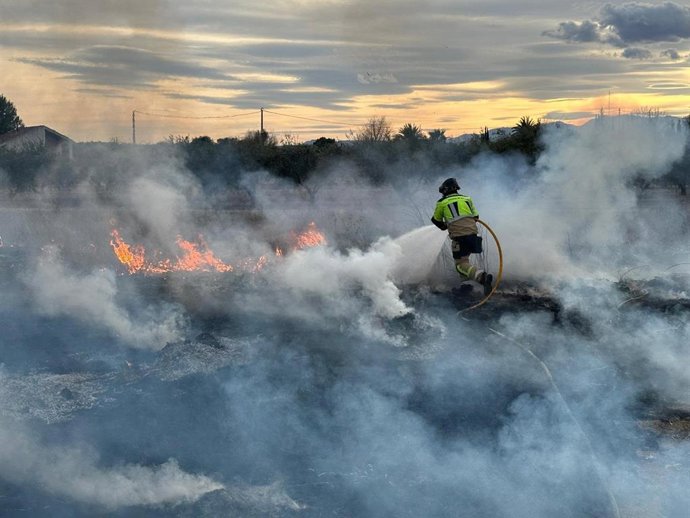 Un efectivo del CEIS trabaja en la extinción del incendio