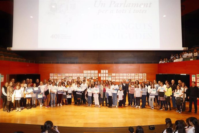 El Parlament entrega los premios de los concursos de dibujo y redacción.