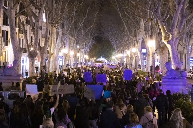 Miles de personas protestan con carteles durante la manifestación encabezada por el Moviment Feminista de Mallorca por el 8M, Día Internacional de la Mujer, a 8 de marzo de marzo de 2023, en Palma de Mallorca, Mallorca, Baleares (España).