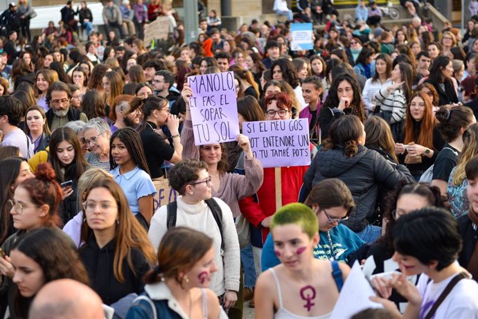 Mujeres con carteles en la manifestación de Girona