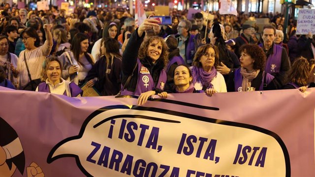 Varias mujeres protestan con una pancarta durante una manifestación convocada por la Comisión 8M y la Coordinadora de Organizaciones Feministas de Zaragoza, por el 8M, Día Internacional de la Mujer.