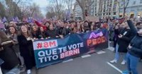 Una pancarta con el lema 'Que te vote Tito Berni', apoyada por NNGG de Madrid, tensiona la marcha de la Comisión 8M