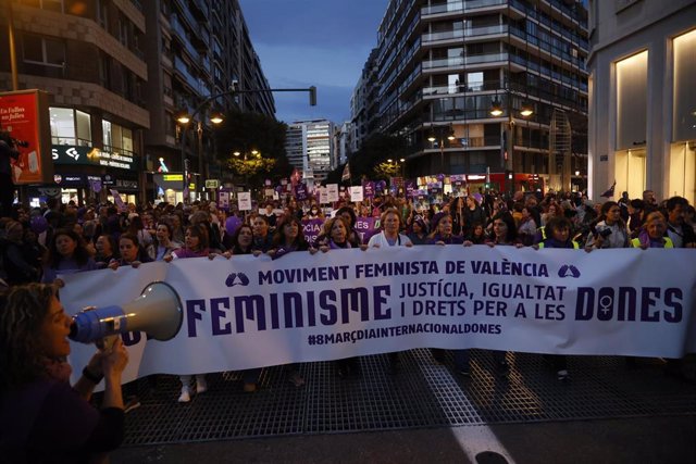 Asistente a una de las dos marchas del 8M en València