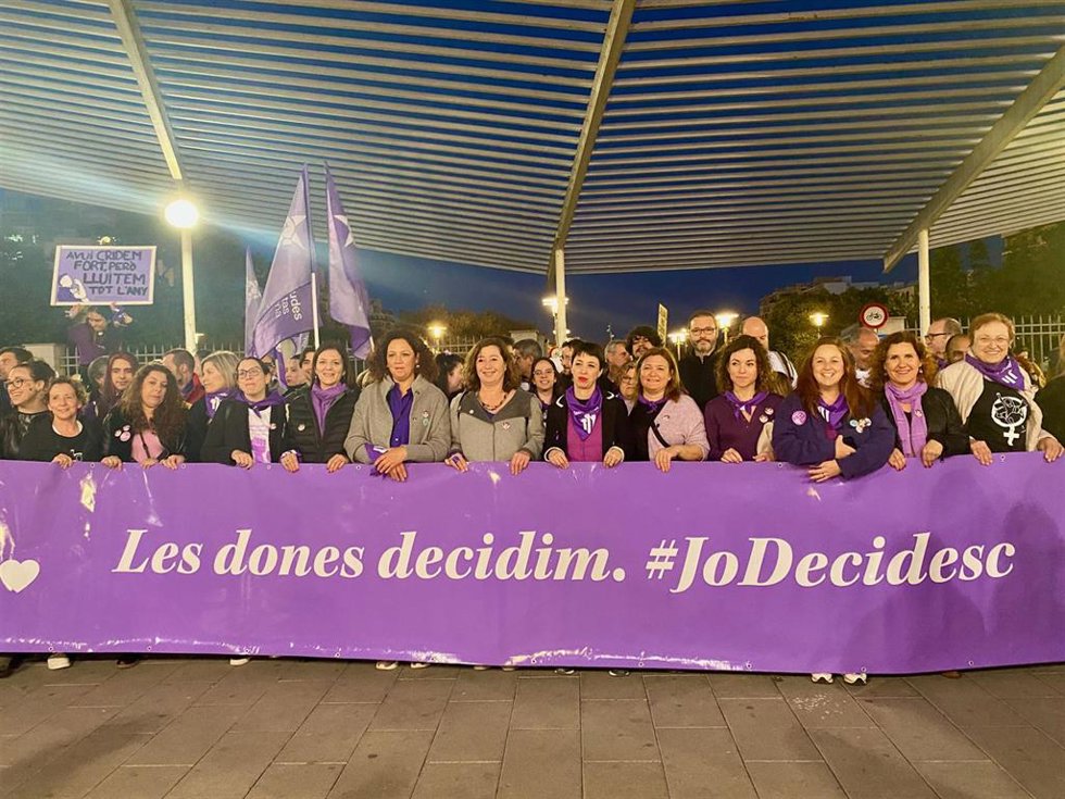 Miembros socialistas en la manifestación por el 8M en Palma.