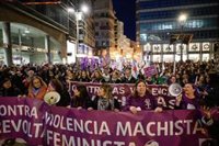 Miles de personas se manifiestan en A Coruña por la "igualdad de género" en la marcha del 8M