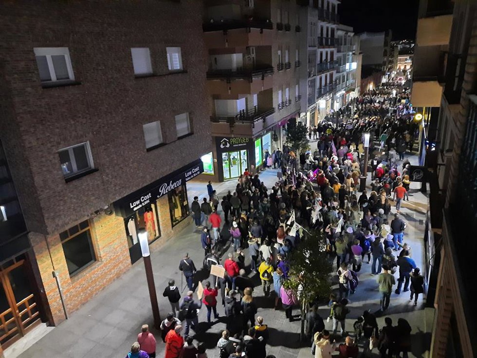 Cola de la manifestación del 8M en Mérida a su paso por la calle Félix Valverde Lillo