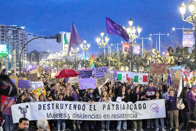 Miles de personas recorren Santander para reivindicar los derechos de las mujeres y celebrar sus "conquistas"