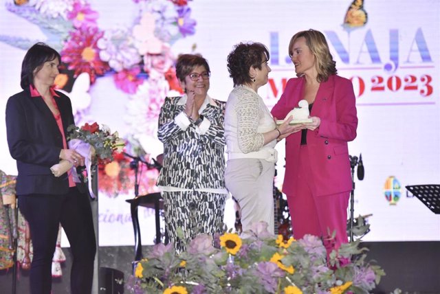 La ministra de Educación y Formación Profesional, Pilar Alegría, entrega a Inmaculada Val el Premio Gabardera 2023 a la Mujer Rural, en Lanaja (Huesca).