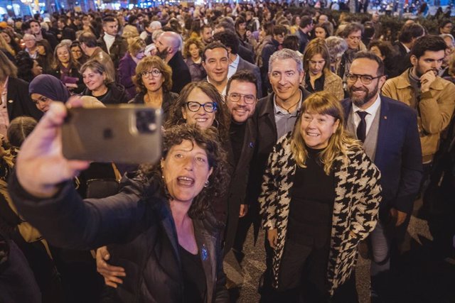 Aragonès y los consellers durante la manifestación