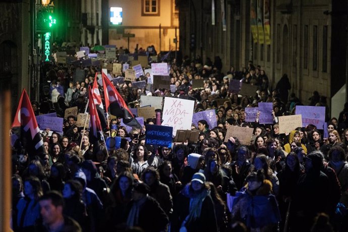 Miles de mujeres protestan con carteles durante una manifestación convocada por Plataforma Feminista Galega, por el 8M, Día Internacional de la Mujer, desde la Praza del Obradoiro, a 8 de marzo  de 2023, en Santiago de Compostela.
