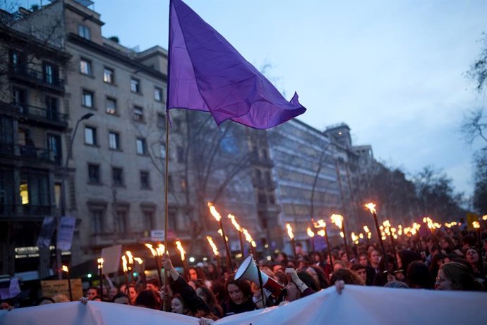 Miles de personas protestan con carteles durante la manifestación que abandera la Assemblea 8M por el 8M, Día Internacional de la Mujer, a 8 de marzo de marzo de 2023, en Barcelona, Catalunya (España). Barcelona es una de las múltiples ciudades española