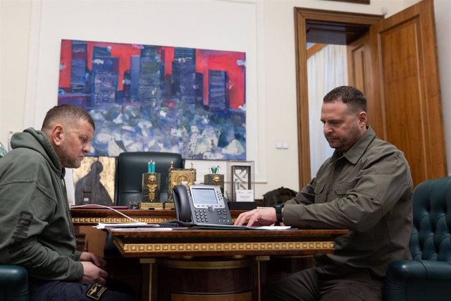 El jefe de la oficina presidencial de Ucrania, Andriy Yermak, y el comandante en jefe de las Fuerzas Armadas ucranianas, Valeri Zaluzhni, en una conversación telefónica con Estados Unidos
