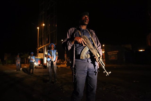 Archivo - Un miembro de la Policía Nacional Congoleña (PNC) vela por la seguridad de la población civil durante una patrulla nocturna a pie conjunta de la UNPOL y la PNC