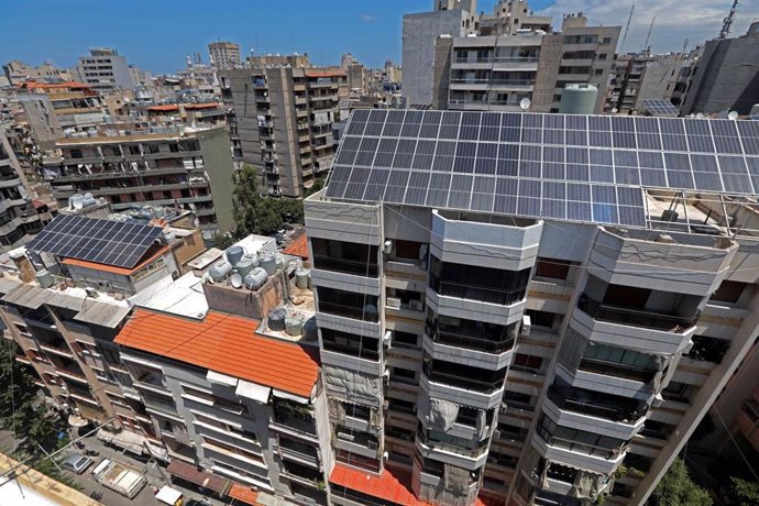 Archivo - Paneles solares en edific ios de Beirut (Líbano) 