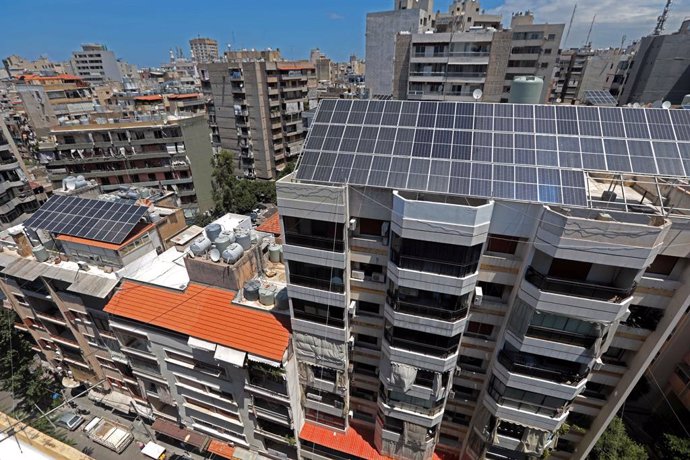 Archivo - BEIRUT, June 14, 2022  -- Solar panels are seen on rooftops in Beirut, Lebanon on June 14, 2022. TO GO WITH "Feature: Solar power booms as Lebanon's electricity crisis worsens"