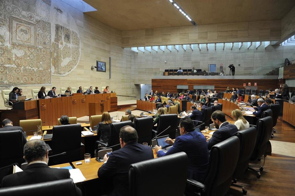 Archivo - Pleno de la Asamblea de Extremadura, en una foto de archivo