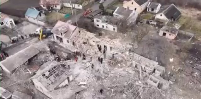 Imagen tomada en el barrio de Zolochiv, una zona residencial de Leópolis, Ucrania, tras los bombardeos nocturnos