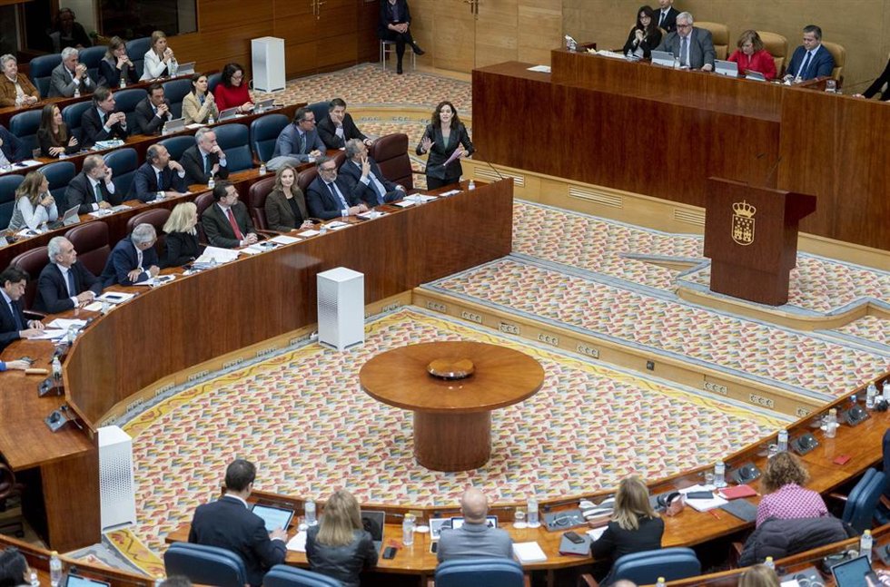 La presidenta de la Comunidad de Madrid, Isabel Díaz Ayuso, interviene durante un pleno en la Asamblea de Madrid, a 2 de marzo de 2023, en Madrid (España).  El Grupo Parlamentario de Vox ha llevado al pleno la derogación de la Ley de Identidad y Expresi