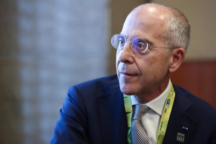 Archivo - HANDOUT - 10 October 2019, Brazil, Sao Paulo: Francesco Starace, CEO of the ENEL group in Italy, meets with Brazilian President Jair Bolsonaro (not pictured) during the opening ceremony of the Brazil Investment Forum. Photo: Marcos Corra/Pres