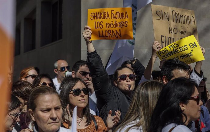 Médicos de Atención Primaria y Especializada sujetan pancartas durante una protesta tras la falta de acuerdo con la Conselleria de Sanidad, a 6 de marzo de 2023, en Valencia, Comunidad Valenciana (España).