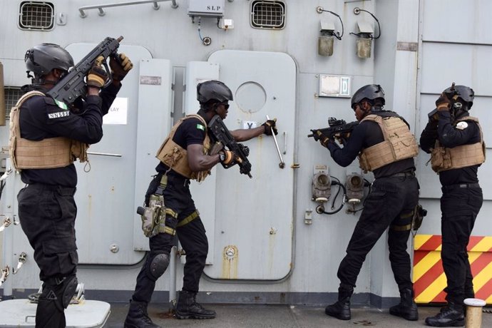Personal militar de Nigeria durante un ejercicio en el buque