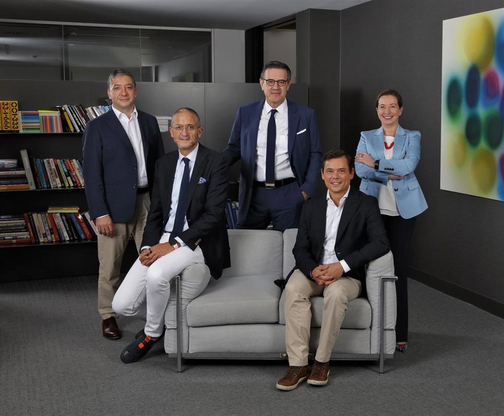 Miembros del equipo directivo de Llorente y Cuenca: Luis Miguel Peña (CEO Europa), José Antonio Llorente (presidente) y Luisa García (COO Global) en la parte de arriba, y Alejandro Romero (CEO Global) y Adolfo Corujo (CEO Deep Digital Business) abajo.