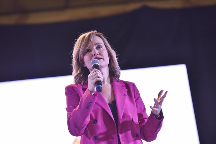 La ministra de Educación y Formación Profesional, Pilar Alegría, interviene en la entrega del Premio Gabardera 2023 a la Mujer Rural, en el pabellón de dicha localidad, a 8 de marzo de 2023, en Lanaja, Huesca, Aragón (España). Con motivo del Día de la M