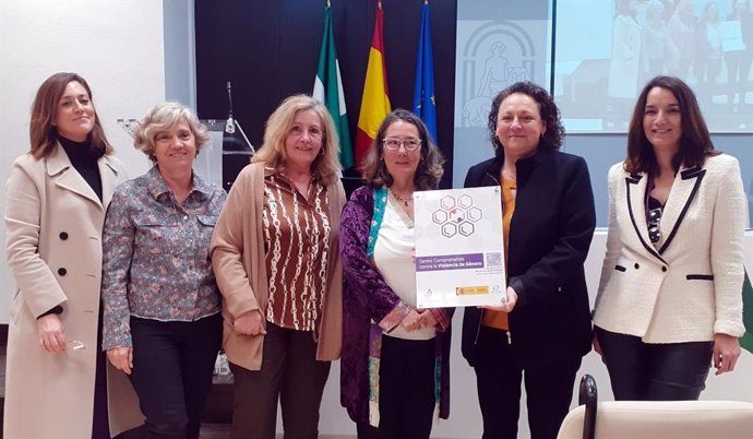 La delegada territorial de Salud y Consumo en Sevilla, Regina Serrano, ha presidido el acto de entrega de esta acreditación al Área de Gestión Sanitaria Sur de Sevilla.