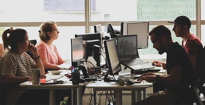 Archivo - Trabajadores con ordenadores. Imagen de archivo