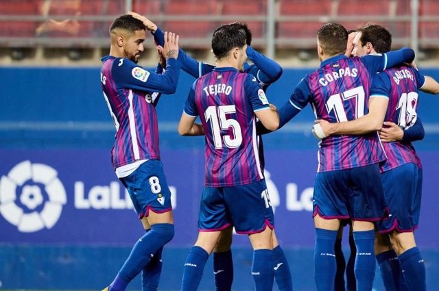 Archivo - Los jugadores del Eibar en un partido de la temporada 2022-23 de LaLiga SmartBank.