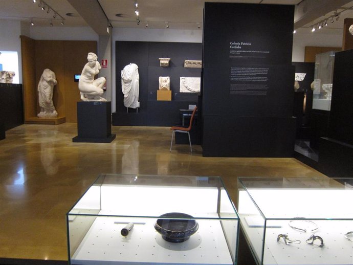 Una de las salas de exposición del Museo Arqueológico de Córdoba, con esculturas romanas al fondo.