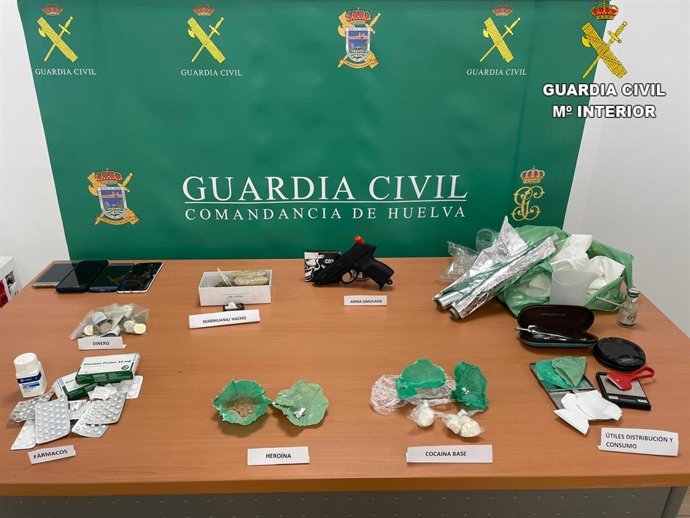 Materiales intervenidos por la Guardia Civil  a una persona que supuestamente vendía sustancias estupefacientes en una vivienda de Almonte.
