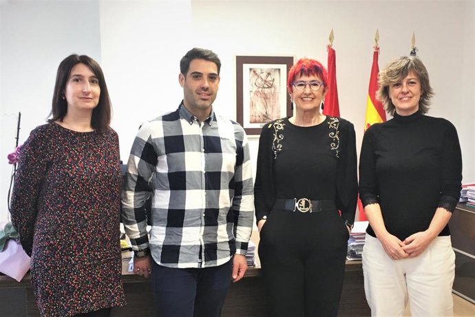 Águeda Caparrós, secretaria general del Colegio de Fisioterapeutas de Navarra; Roberto Martínez Guillorme, vicepresidente; la consejera de Salud, Santos Induráin; y Maitane Uranga, presidenta del Colegio.