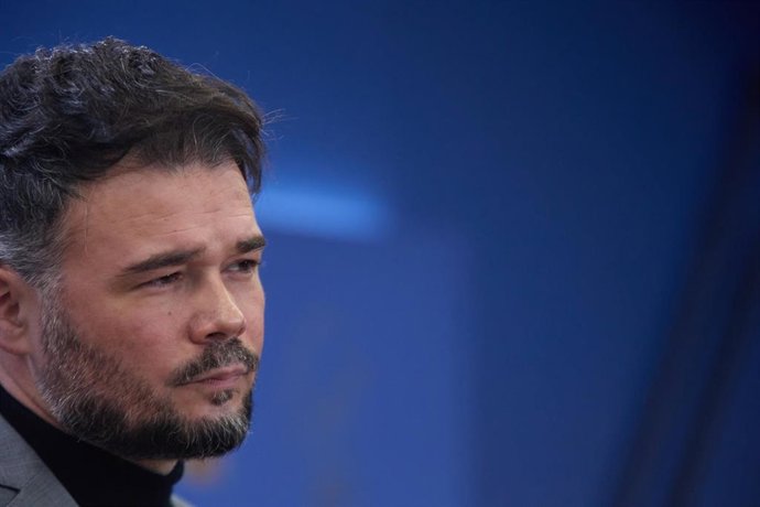 El portavoz de ERC en el Congreso, Gabriel Rufián, interviene durante una rueda de prensa.